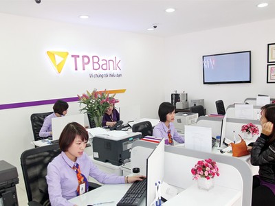 Gửi tiết kiệm và đầu tư chứng khoán là hai kênh đầu tư được nhiều chuyên gia khuyến nghị